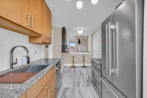 Jääkaappi, mikroaaltouuni, uuni, liesi