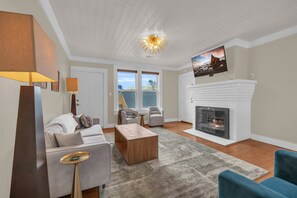 Smart TV y chimenea 