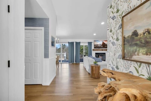 Family Getaway: 4BR + Game Room + Private Dock