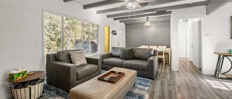 Maison, patio, vue montagne | Coin séjour