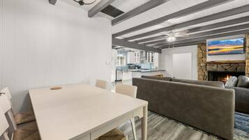 Basic-Haus, Terrasse, Bergblick | Speisen