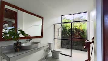 Deluxe-Villa, eigener Pool, Hügelblick | Badezimmer