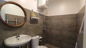 Habitación Deluxe doble, vistas al mar | Baño | Ducha, artículos de higiene personal gratuitos y secador de pelo