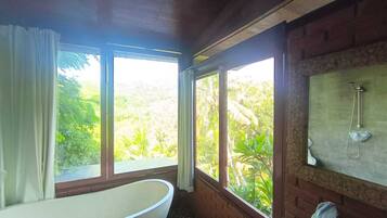 Vila Mewah, pemandangan bukit | Kamar mandi | Shower, perlengkapan mandi gratis, pengering rambut, dan handuk