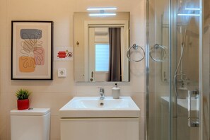 Dusche, Handtücher, Shampoo