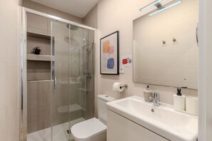 Dusche, Handtücher, Shampoo
