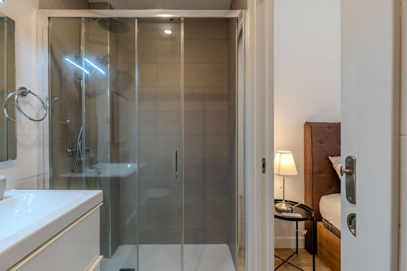 Een douche, handdoeken, shampoo