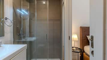 Een douche, handdoeken, shampoo