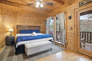 2 bedrooms, iron/ironing board, free WiFi, bed sheets - Near Gatlinburg & Dollywood, Secluded, Hot Tub, Game Room, Bunk Room (Sevierville)
