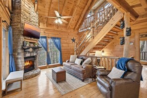 Smart TV, fireplace, table football - Near Gatlinburg & Dollywood, Secluded, Hot Tub, Game Room, Bunk Room (Sevierville)