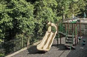 Children’s area - Viewtopia - Luxury Smoky Mountain Cabin in Gatlinburg | Views, Hot Tub, Firepit & Game Loft (Gatlinburg)