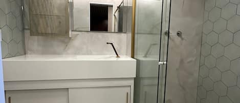 Douche, séchoir à cheveux, serviettes fournies, papier de toilette