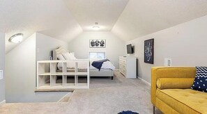 Room - West Plaza Charmer II - Duplex Floor 2 - 2 Living Spaces -1 Bdrm Up - 1 Bdrm Dwn (Kansas City)