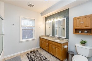 Bathroom - West Plaza Charmer II - Duplex Floor 2 - 2 Living Spaces -1 Bdrm Up - 1 Bdrm Dwn (Kansas City)