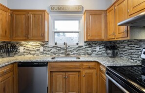 Private kitchen - West Plaza Charmer II - Duplex Floor 2 - 2 Living Spaces -1 Bdrm Up - 1 Bdrm Dwn (Kansas City)