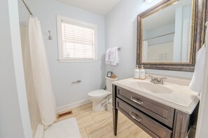 Shower - Sunset Point on Greenvale Creek/ Private waterfront retreat with dock (Lancaster)