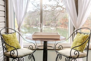 Dining - Sunset Point on Greenvale Creek/ Private waterfront retreat with dock (Lancaster)