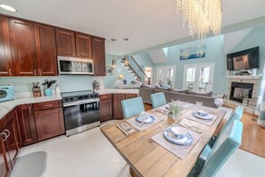 Interior - Sunset Point on Greenvale Creek/ Private waterfront retreat with dock (Lancaster)