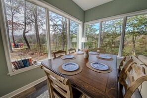 Dining - Sunset Point on Greenvale Creek/ Private waterfront retreat with dock (Lancaster)