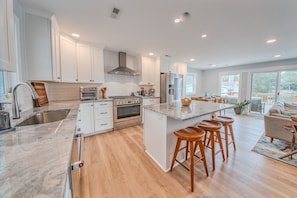 Fridge, microwave, oven, stovetop - Oyster Haven/Waterfront Retreat on Lanes Creek/Mathews, VA (Hudgins)