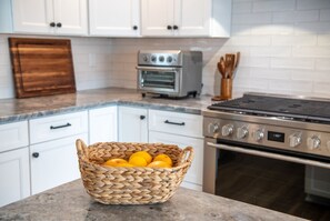 Fridge, microwave, oven, stovetop - Oyster Haven/Waterfront Retreat on Lanes Creek/Mathews, VA (Hudgins)