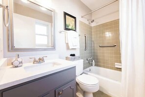 Shower, hair dryer, towels, shampoo - Spacious Louisville home with backyard and parking (Louisville)