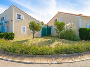 A residential building with a beige facade, blue shutters, and a green gate. - Residence Les Soleillades Et Scarlett (Palavas-les-Flots)