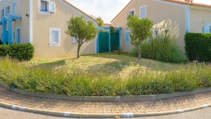A residential building with a beige facade, blue shutters, and a green gate. - Residence Les Soleillades Et Scarlett (Palavas-les-Flots)
