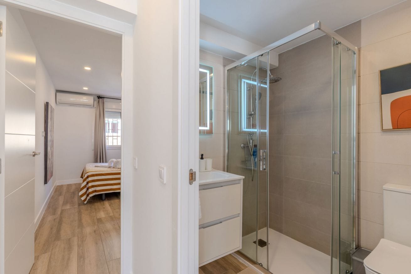 Een douche, handdoeken