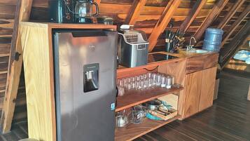 Refrigerador con congelador, parrilla de estufa y utensilios de cocina