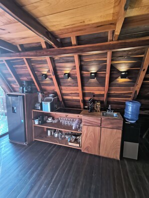 Comfort Cottage, Sea View | Dapur peribadi | Peti sejuk/penyejuk beku saiz penuh, dapur 