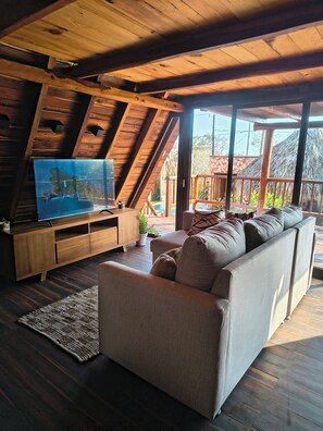 Casa de campo Confort, vistas al mar | Zona de estar | Una Smart TV