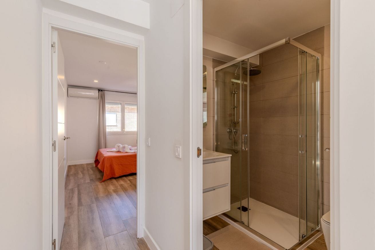 Een douche, handdoeken