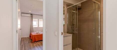 Douche, serviettes fournies