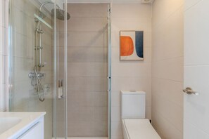 Shower, towels - Bright and Fantastic 1H Apartment Madrid Rio (Madrid)