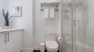 Deluxe Apartment, Balcony, City View | Bathroom