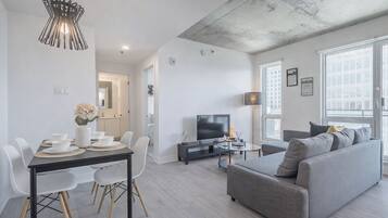 Deluxe-Apartment, Balkon, Stadtblick | Wohnbereich