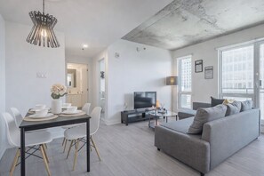 Leilighet – deluxe, balkong, byutsikt | Oppholdsområde