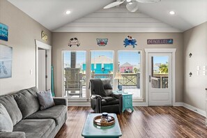 Smart TV, books - Bolivar 3BR | Spacious Deck | Mins to the Beach (Port Bolivar)