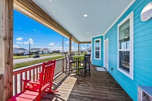 Outdoor dining - West End Galveston Beach House | Deck | Sleeps 9 (Galveston)