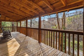 Property grounds - Charming Retreat in Prime Location with Hot Tub and Large Deck (Gatlinburg)