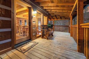 Outdoor dining - Charming Retreat in Prime Location with Hot Tub and Large Deck (Gatlinburg)
