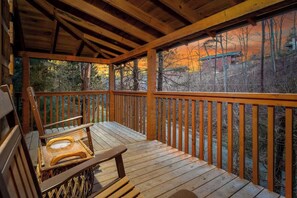 Terrace/patio - Charming Retreat in Prime Location with Hot Tub and Large Deck (Gatlinburg)