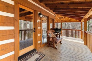 Terrace/patio - Charming Retreat in Prime Location with Hot Tub and Large Deck (Gatlinburg)