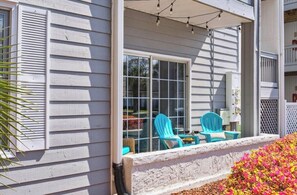 Terrace/patio - Cozy 2-Bed Condo in Sunset Beach: Golf, Amenities, Beach & More (Sunset Beach)