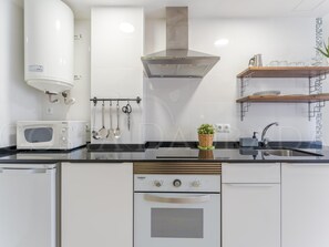 Kühlschrank, Mikrowelle, Ofen, Wasserkocher mit Kaffee-/Teezubehör