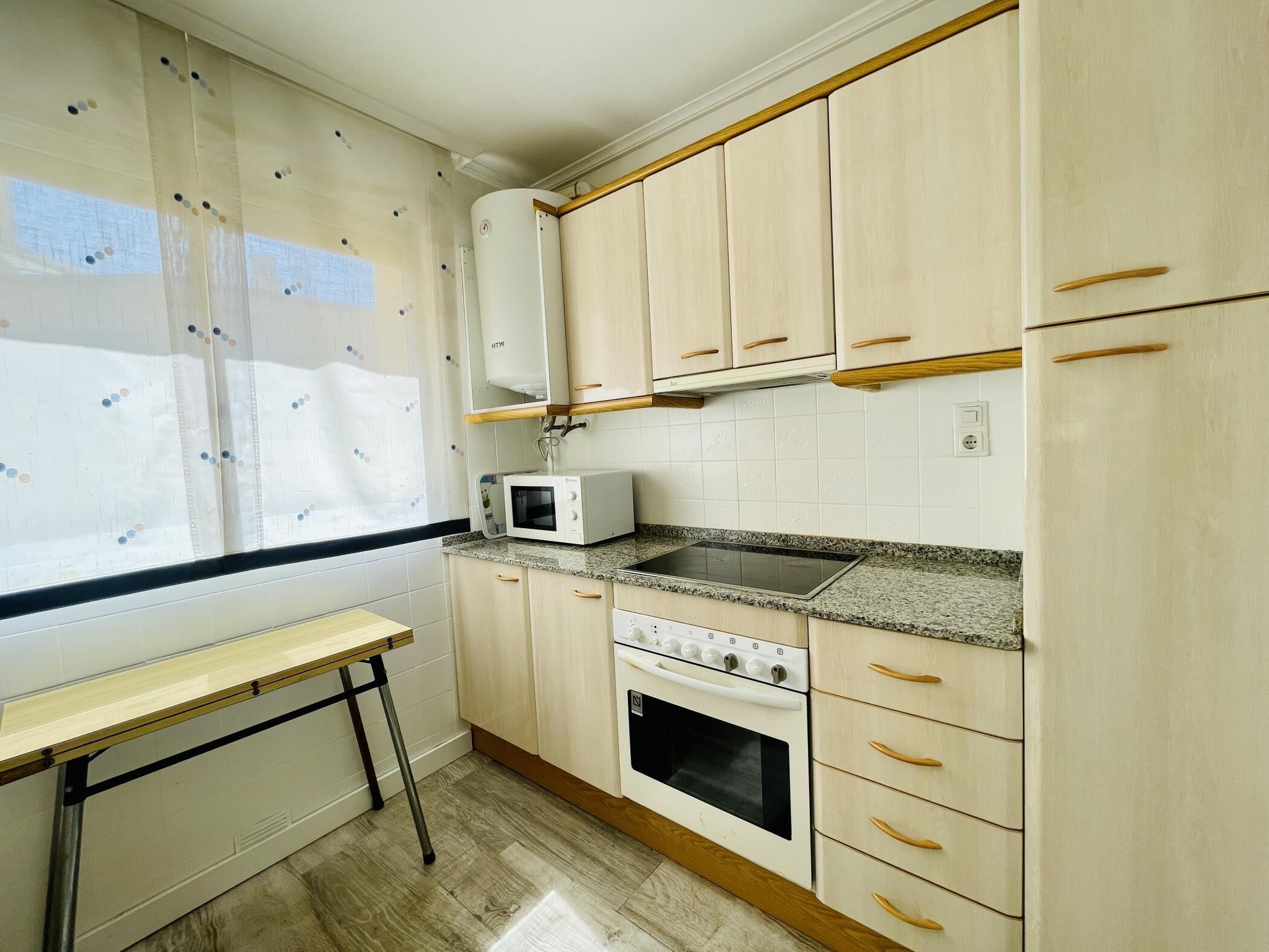Kühlschrank, Mikrowelle, Ofen, Wasserkocher mit Kaffee-/Teezubehör