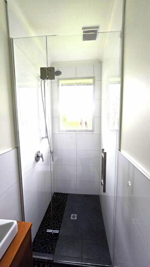 Douche, sèche-cheveux, serviettes fournies, savon