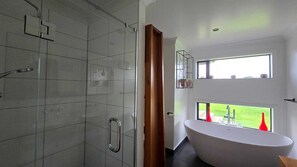 Douche, sèche-cheveux, serviettes fournies, savon