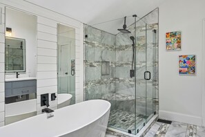 Een douche, handdoeken
